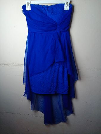 Blaues trägerloses High-Low-Kleid