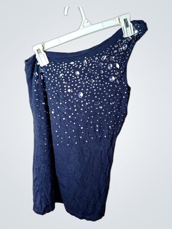 Blaues verziertes ärmelloses Top