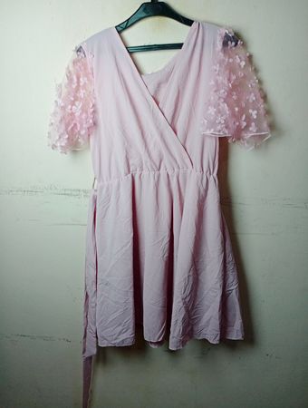 Rosenkleid mit floralem Ärmel