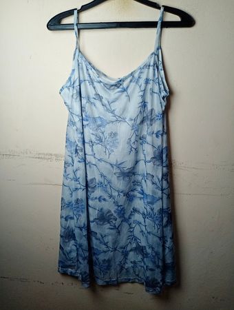 Hellblaues florales Slipkleid