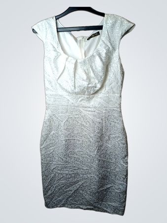 MADONNA Weißes Spitzenkleid mit kurzen Ärmeln