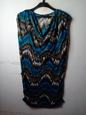 TRICOTONIC ärmelloses bedrucktes Kleid mit Wasserfallausschnitt