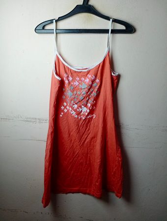 OCN Orangenfarbenes Spaghetti-Träger-Kleid mit Fischmuster