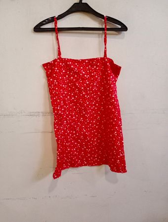 Rotes Camisole mit Blumenmuster