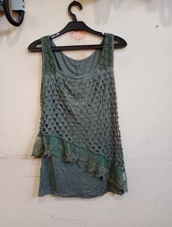 Grünes, mehrlagiges Spitzen-Top mit Trägern