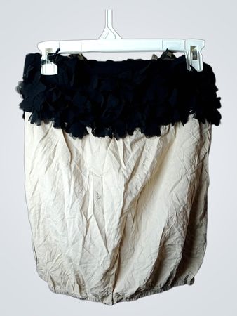 Beige und schwarze Rüschenbluse