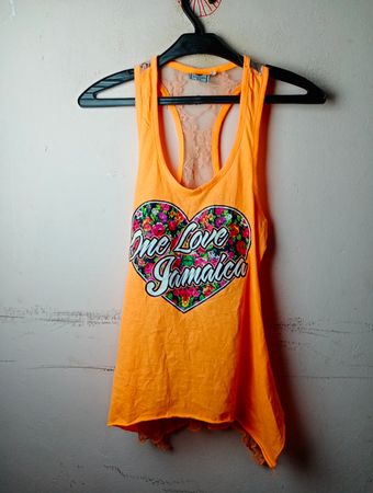 Oranges Tanktop mit „One Love Jamaica“-Herzgrafik und Spitzenrücken