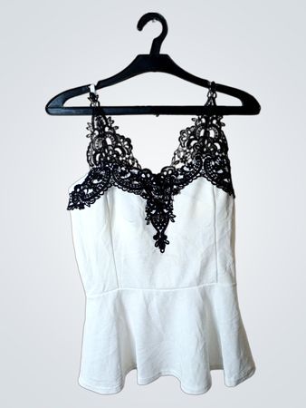 COLLESEUM Kollektion weißes Camisole mit schwarzer Spitzenborte