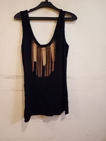 Schwarzes Tanktop mit verzierter Halslinie