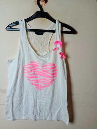 Weißes Tanktop mit rosafarbenem Zebramuster-Herz und Spitzenrücken