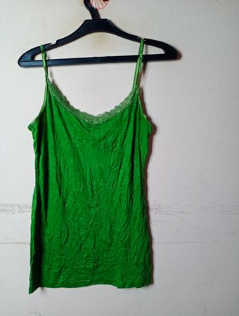 Grüne Spaghettiträger-Camisole mit Spitzenbesatz