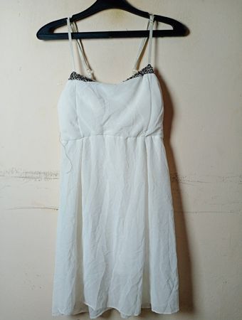 Weißes Spaghettiträgerkleid