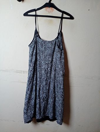 CAMATEU Schwarz-weiß gemustertes Trägerkleid
