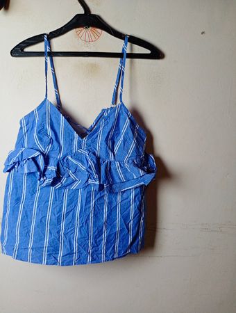 Stradivarius Blau-weiß gestreiftes Camisole-Oberteil mit Rüschen