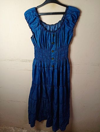 Blaues Jeansstufenkleid