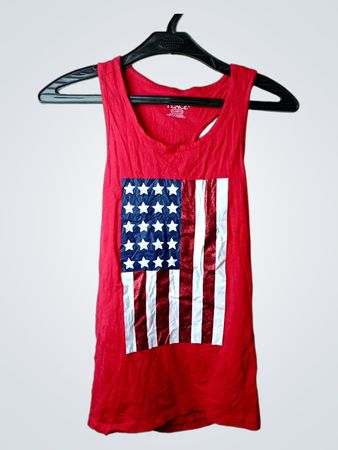 Rotes Trägershirt mit amerikanischer Flaggen-Grafik