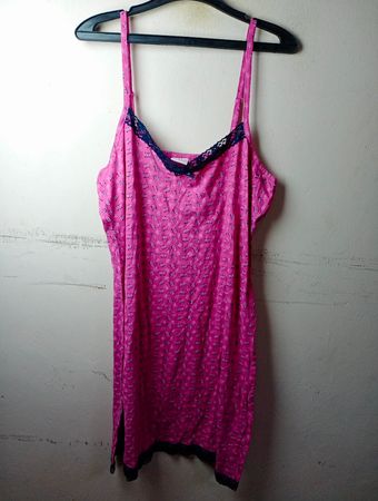 EllieNor Pink Blumen-Slipkleid mit Spitzenbesatz