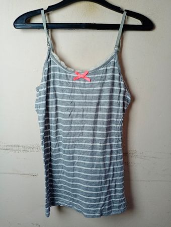 Love to Lounge graues gestreiftes Cami mit rosa Schleife