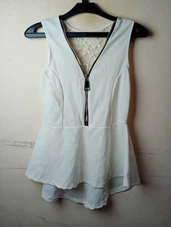 Weißes ärmelloses Peplum-Top mit Spitzenrücken und Reißverschluss