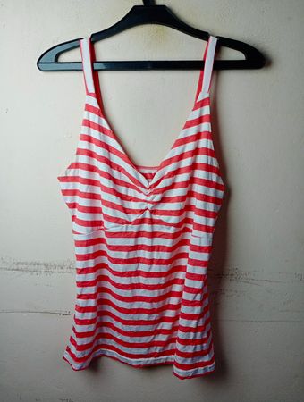 Rot-weiß gestreiftes Tanktop