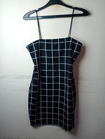 Schwarz-weiß kariertes Spaghetti-Träger-Minikleid