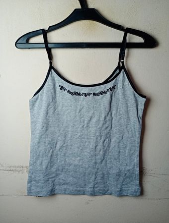 Graues Camisole mit schwarzem Besatz und Blumenstickerei
