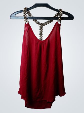 Rotes Tanktop mit Perlendetail