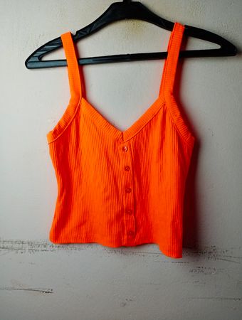 Orange geripptes kurzes Tanktop mit Knöpfen