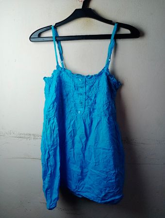 Blaue Camisole mit Knöpfen