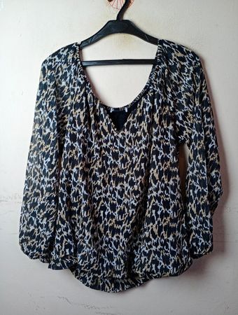 Leoprint-Bluse mit langen Ärmeln