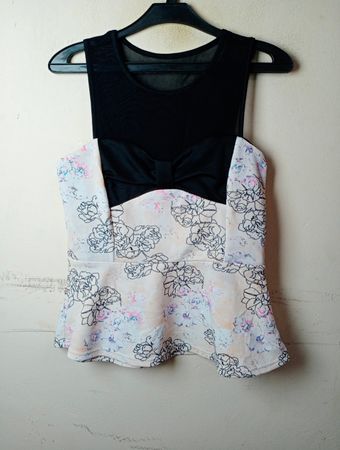 Mister Lady Floral Peplum Top mit schwarzem Netz-Einsatz