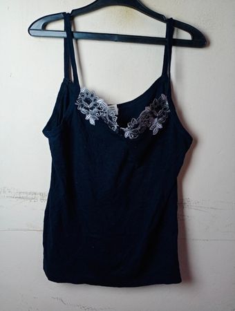 Schwarzes Camisole mit Spitzenbesatz