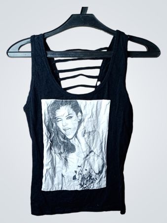 Schwarzes Tanktop mit Grafikdruck und Riemchen-Rücken