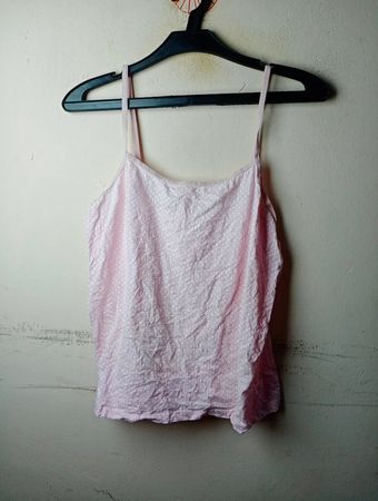 Rosa Top mit weißen Polka-Dots