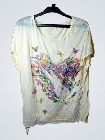 Cremefarbenes T-Shirt mit Schmetterlingsherz-Motiv