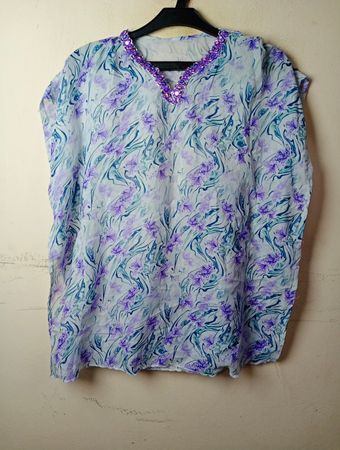 Hellblaues und violettes Blumenmuster-Kaftan