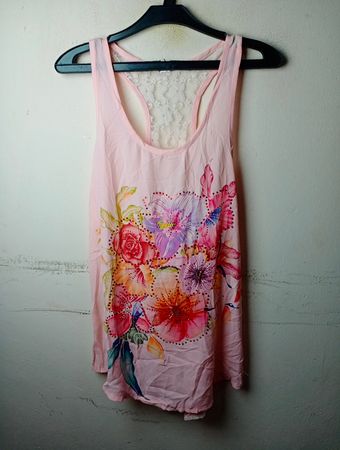 Pinkes Spitzen-Top mit floraler Rückendetailierung