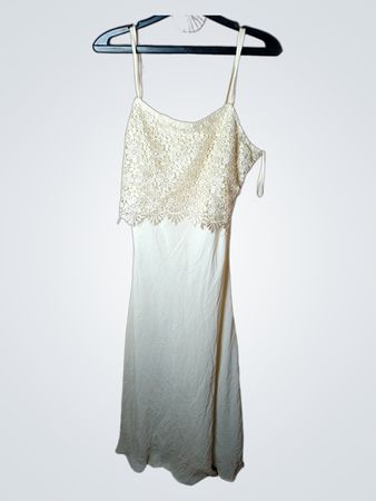 Maxikleid mit cremefarbener Spitzenüberlagerung
