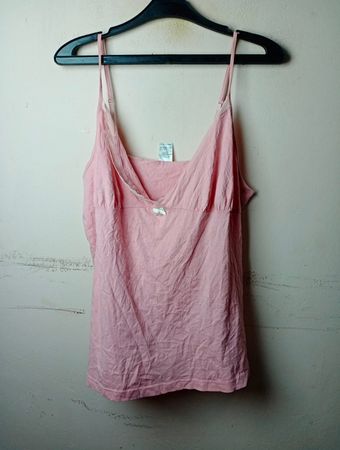 Hautnahes Spaghetti-Top mit rosa Spitzenbesatz