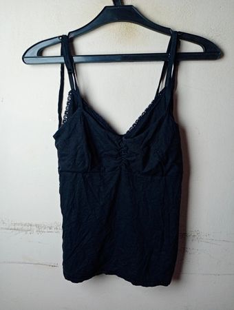 Schwarzes Camisole mit Spitzenbesatz