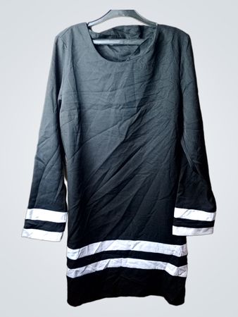 Schwarzes Kleid mit weißen Streifen an Ärmeln und Saum