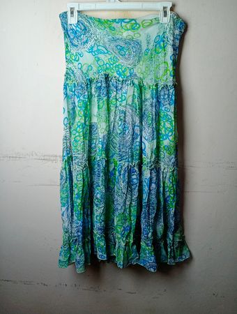 Trägerloses gestuftes Maxikleid mit blau-grünem Wirbelmuster