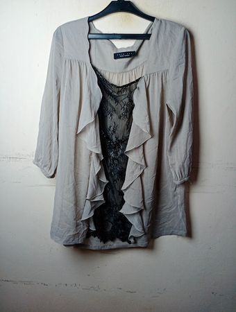 „Transparente Bluse mit Spitzendetail“