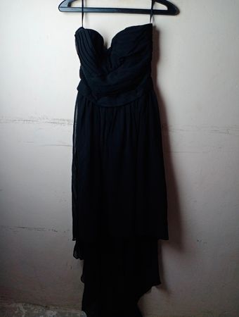 Schwarzes trägerloses Kleid