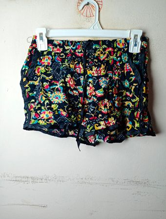 Schwarze Shorts mit buntem Blumenmuster