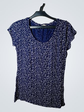 Marineblaues T-Shirt mit weißen Polka-Dots