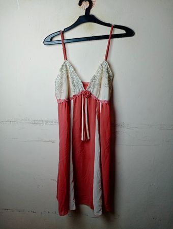 Korallenfarbenes und weißes Trägerkleid mit Spitzensaum