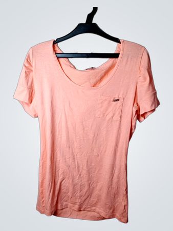 Pfirsichfarbenes T‑Shirt mit Tasche