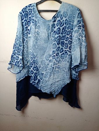 Blaue Bluse mit Leopardenmuster