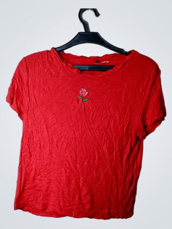 Rotes T-Shirt mit Rosenstickerei